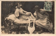 CPA - Jeune femme sur une