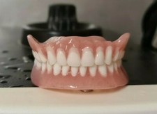 Prothèses complètes supérieures et inférieures, fausses dents.