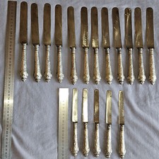 12 + 5  = 17 couteaux circa 1900 Manches argent fourré & lames acier fondu