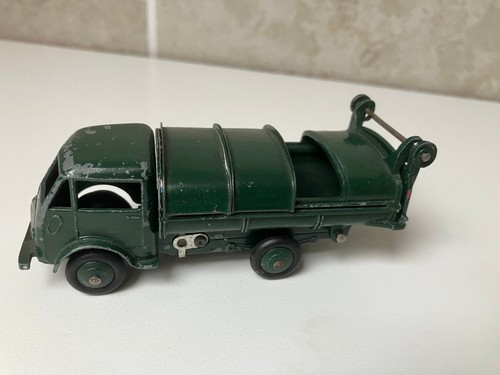 Vieux camion poubelle - , en