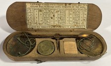 Balance monétaire ou Trébuchet en laiton dans sa boite en bois XVIII - XIXe