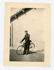 PHOTO snapshot, un homme et son vélo de course les mains sur le guidon