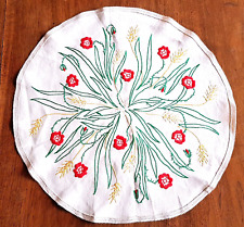 Napperon des années 60 brodé à la main entourage en dentelle   . diamètre 54 cm