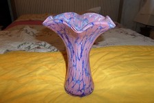 JOLIE VASE EN VERRE MARBRE ROSE ET BLEU FORME COROLLE..HAUTEUR 23CM