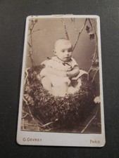 baby in a nest, cliche GEVREY Dijon