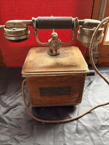 Ancien téléphone bois à - tÉlÉphone,