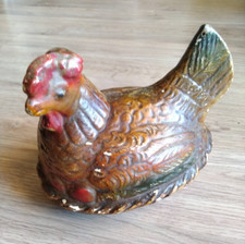 Ancienne tirelire à casser poule couveuse plâtre peint