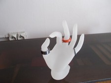 Présentoir main porte bijoux - résine.