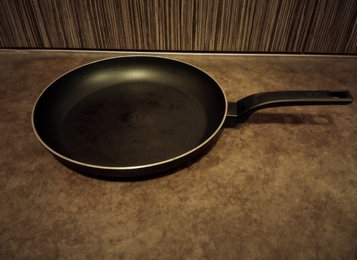 Poele tefal anti - , adhesive