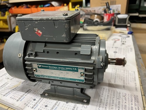 Moteur triphase pattes - moteur,
