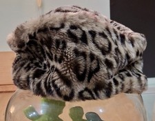 Toque en fausse fourrure à