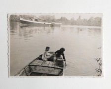 Enfants barque bateau péniche