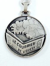 PORTE-CLES - Augis LE COURRIER de l'OUEST - JOURNAUX - Métal Gravure Vintage 60s