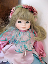 Jolie Poupée porcelaine