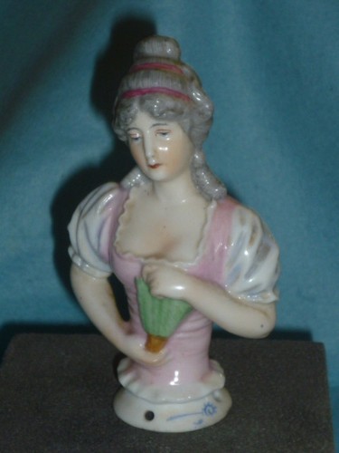 Dressel kister demi figurine - &,