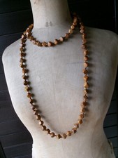 collier sautoir de perles bois d'olivier cube, 140cm, vintage des années 70