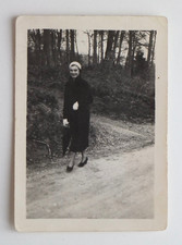 Jeune femme élégante plein