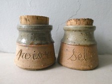 2 pots à épices en grès signés Tiffoche, pour le sel et le poivre, 1960
