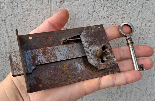 Ancienne serrure avec cle - serrure,