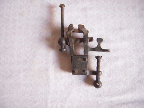 Ancien outil petit - petit, etau