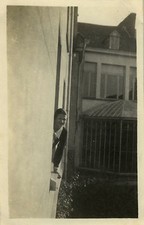 ANTIQUE PHOTO - VINTAGE SNAPSHOT - CURIOSITY WOMEN'S WINDOW FRAMING - WINDOW