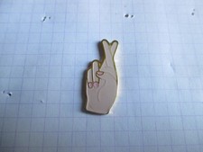 pin's  Main doigt croisé