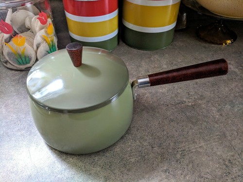 Vintage avocado green fondue - green,