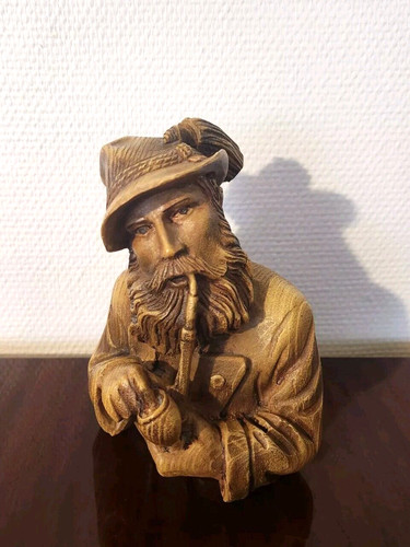 Sculpture vieil homme la - à,