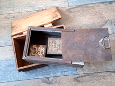 Une caisse militaire