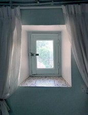 Ancienne petite fenêtre bois.