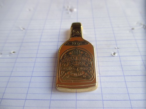Pin bouteille whisky chivas - pin's,