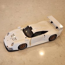 1:18 UT Models Porsche 911 GT1 ('96) white