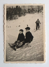 Deux garçons sur une luge