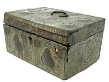 17th century & wood box covered with a sheet of metal & high epoch 