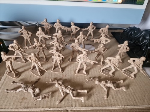Lot soldats militaires - 25,