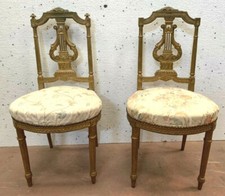 Paire de chaises de style Louis XVI en bois doré XX siècle