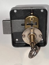 Serrure d'armoire façon Paris