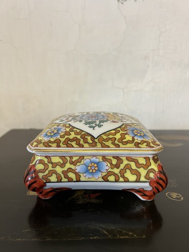 Boîte couverte porcelaine - couverte, en
