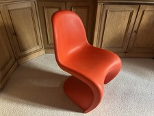 7 chaises Panton par Vitra