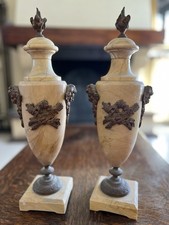 PAIRE DE CASSOLETTES EN MARBRE