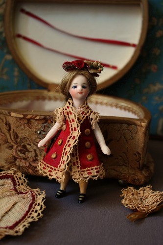 Ancienne poupée mignonnette