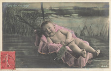 CP DANS ROSEAUX BEBE NU DANS