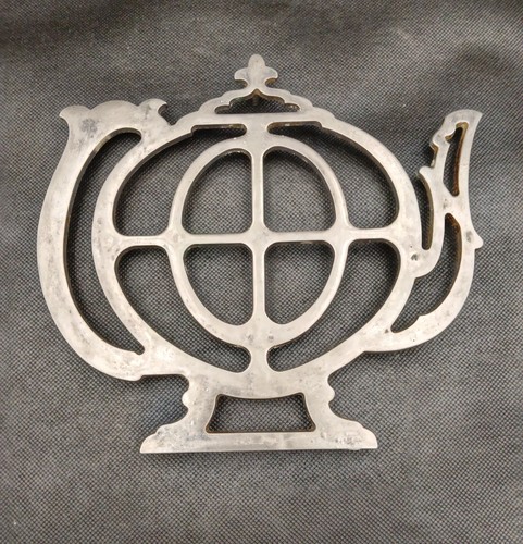 Ancien dessous plat métal - de,