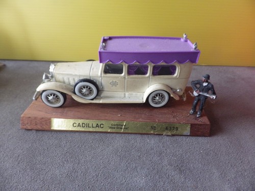 Cadillac corbillard sur - ,