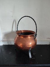 Petit chaudron en cuivre sur
