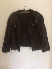 VESTE en peau de chèvre marron, poils longs.