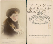 Hills & Saunders, Eton, Femme en manteau à col de fourrure et chapeau, 1876 CDV 