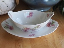 Saucière à fleurs sur talon. En  Porcelaine De Limoges GM .TBE