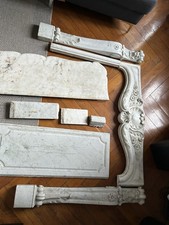 Cheminée Complète de style Louis XV en marbre blanc de Carrare XIX siècle