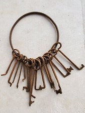 Ancien trousseau de 17 clés